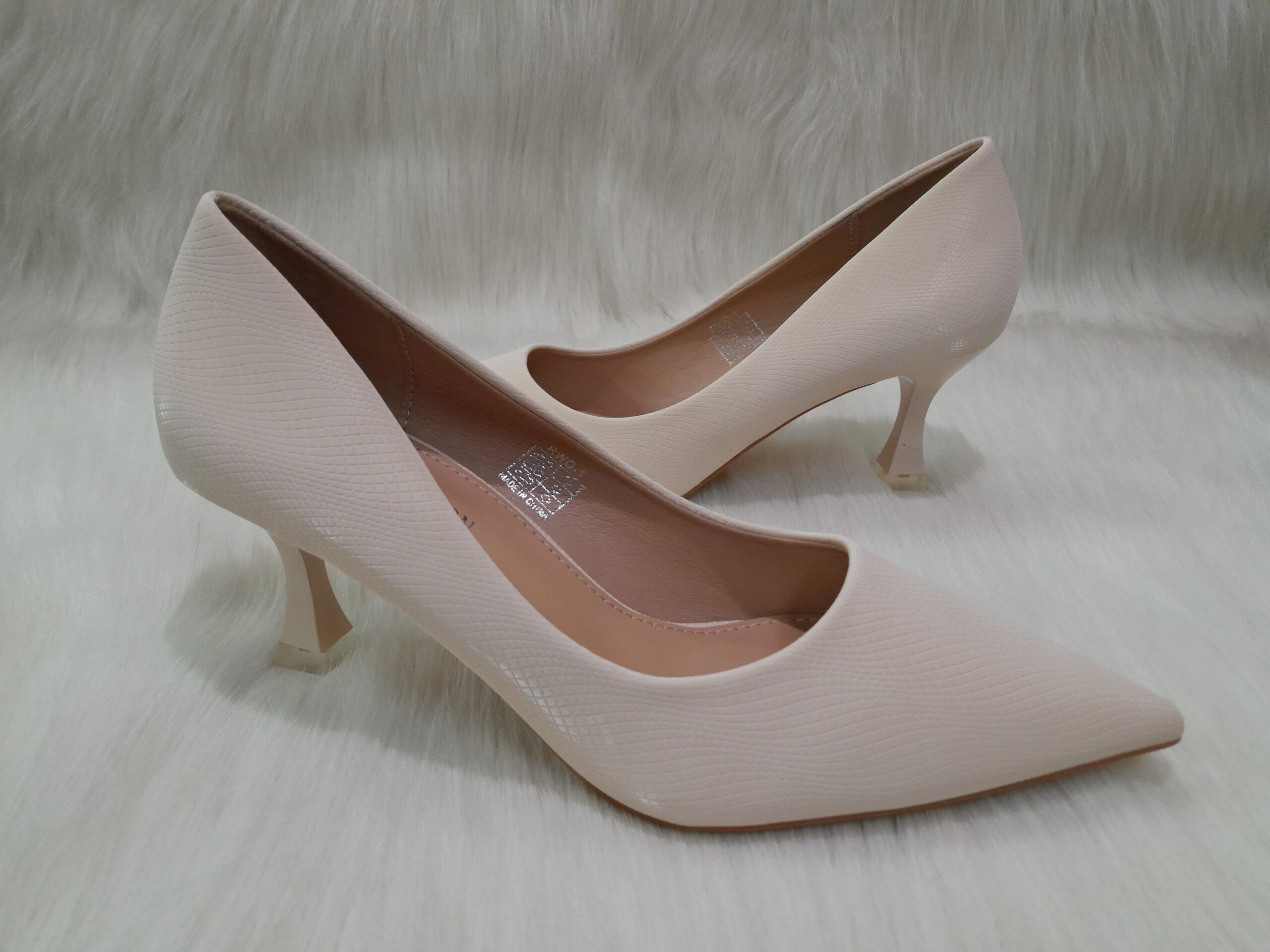 Off white Court Shoe Kitten Heel